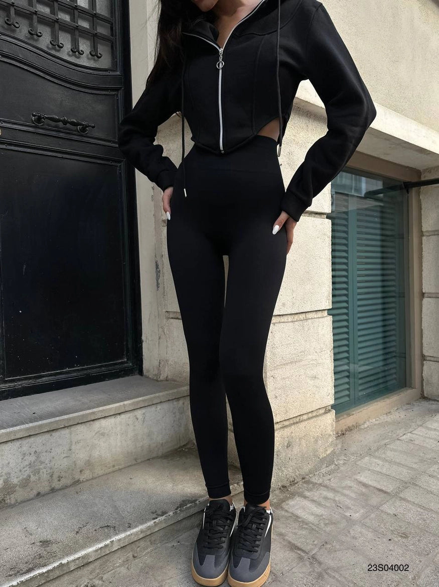 Woman wearing Black Leggings